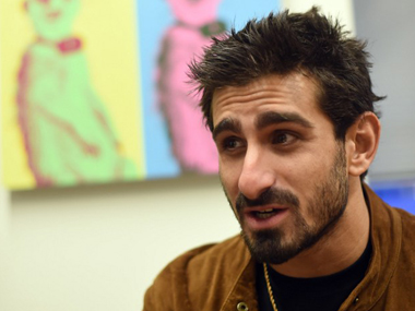 US naturalist offers himself as dinner to an anaconda on air for reality show US naturalist offers himself as dinner to an anaconda on air for reality show