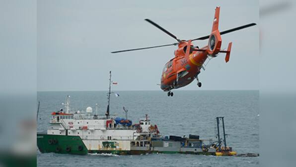Divers fail to get black boxes; AirAsia Flight 8501's tail may be lifted