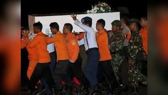 AirAsia QZ8501: 16 bodies recovered so far, weather problems continue 