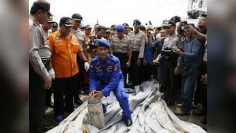Divers join AirAsia flight QZ8501 wreck search as bad weather relents