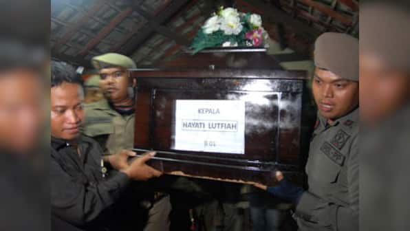 Relatives hold first AirAsia funeral as bad weather hampers search for flight  QZ8501