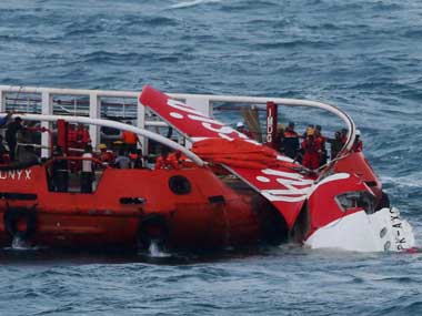 Divers find more bodies, reach fuselage of AirAsia jet QZ8501 Divers find more bodies, reach fuselage of AirAsia jet QZ8501