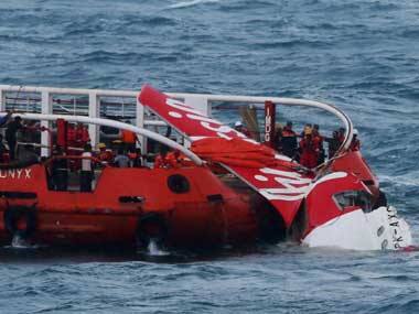 Divers find more bodies, reach fuselage of AirAsia jet QZ8501
