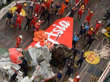 Divers hunt for bodies in crashed AirAsia jet's fuselage Divers hunt for bodies in crashed AirAsia jet's fuselage