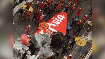 Search teams lift tail of crashed AirAsia plane from seabed