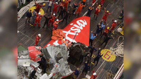 Search teams lift tail of crashed AirAsia plane from seabed