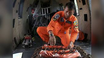 AirAsia QZ8501 crash: Divers enter water to search for wreckage 