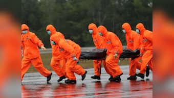 AirAsia QZ8501: As weather improves divers resume search for bodies, jet 