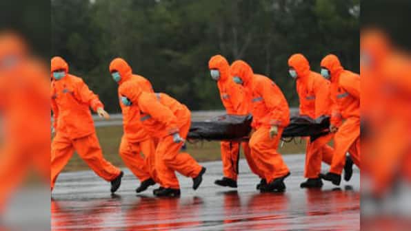 AirAsia QZ8501: As weather improves divers resume search for bodies, jet 