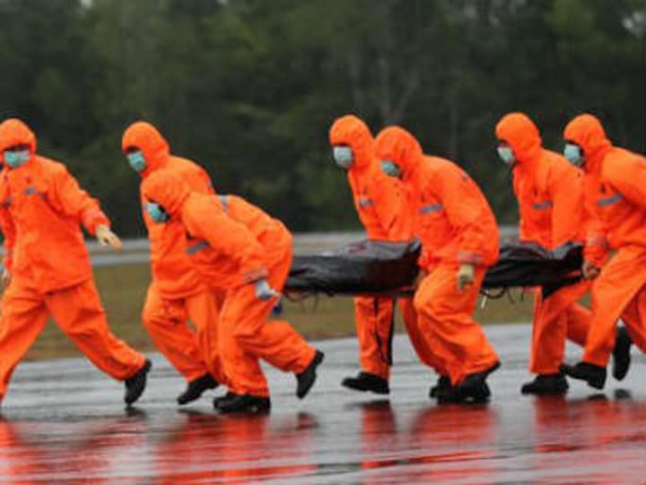 AirAsia QZ8501: As weather improves divers resume search for bodies, jet 