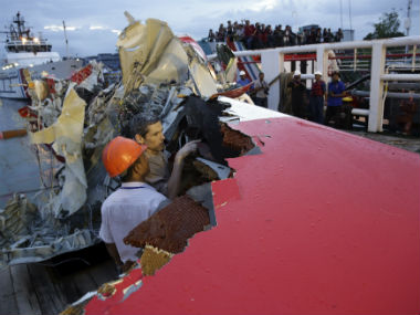 Divers retrieve 1 black box from crashed AirAsia flight QZ8501 Divers retrieve 1 black box from crashed AirAsia flight QZ8501