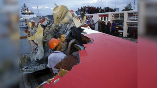 Divers retrieve 1 black box from crashed AirAsia flight QZ8501