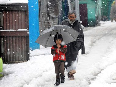Winter weather report: Cold wave continues in Jammu and Kashmir, Uttarakhand; Delhi to record temperature drop after 28 Dec Winter weather report: Cold wave continues in Jammu and Kashmir, Uttarakhand; Delhi to record temperature drop after 28 Dec