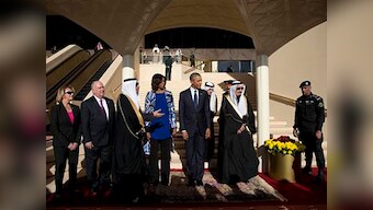 Michelle Obama forgoes headscarf in Saudi Arabia, stirs up controversy