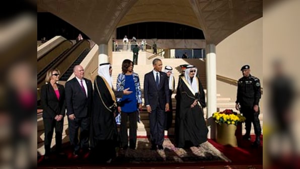  Michelle Obama forgoes headscarf in Saudi Arabia, stirs up controversy