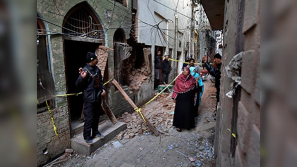 Pakistan: Powerful blast in Shia mosque leaves 20 dead