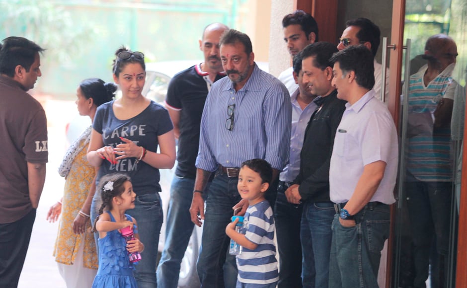 Sanjay Dutt's twins look quite cheerful, clutching what look like brand new water bottles, as the actor walks out of his home, flanked by family and friends: Firstpost Sanjay Dutt's twins look quite cheerful, clutching what look like brand new water bottles, as the actor walks out of his home, flanked by family and friends: Firstpost