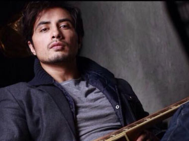 Ali Zafar pays musical tribute to Peshawar attack victims with 'Ureinge' Ali Zafar pays musical tribute to Peshawar attack victims with 'Ureinge'