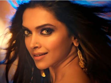 The hypocrisy of Bollywood award shows: Deepika praises Kangana with elegant slyness The hypocrisy of Bollywood award shows: Deepika praises Kangana with elegant slyness