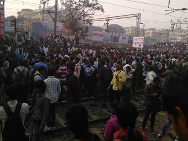 Mumbai: Commuters go on rampage over disruption, trains stalled for 6 hrs Mumbai: Commuters go on rampage over disruption, trains stalled for 6 hrs