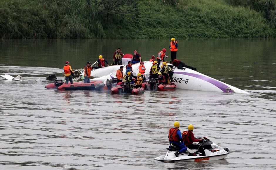 Rescuers carry out a rescue operation after a TransAsia Airways plane crash landed in a river, in New Taipei City, February 4, 2015. At least two people were killed when a Taiwanese TransAsia plane carrying 58 people crashed landed in a Taipei river on Wednesday, the Taiwan government said. REUTERS