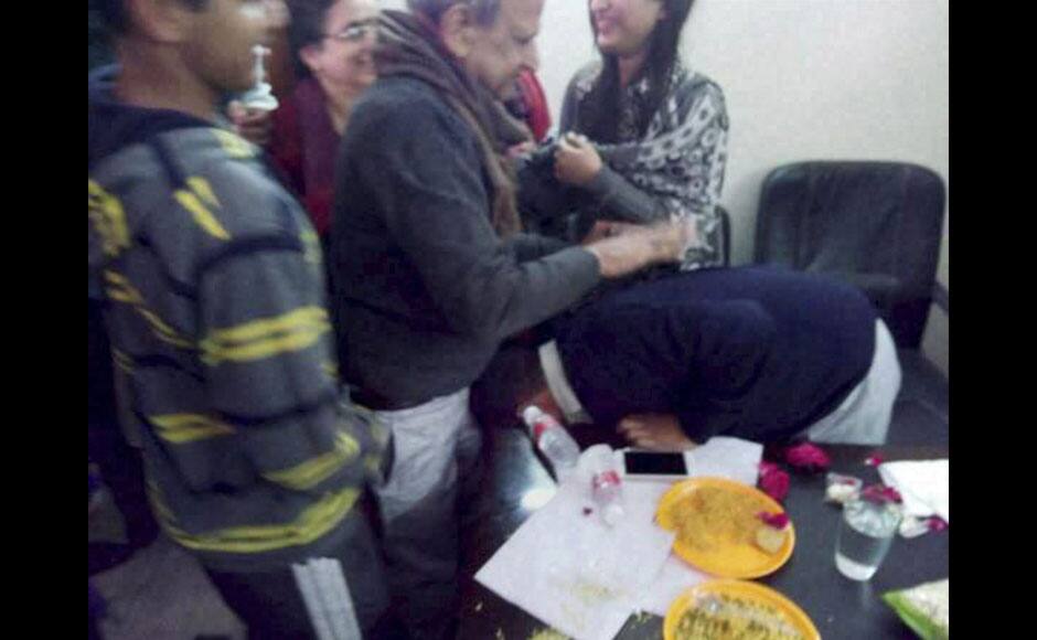 Kaushambi : AAP convener Arvind Kejriwal seeks blessings of his father after the early trends showed the party’s win in the Assembly polls, at his residence in Kaushambi on Tuesday. PTI 