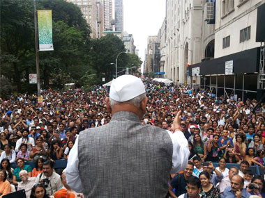 Ahead of Anna Hazare's Land Act protest, Union minister snubs him Ahead of Anna Hazare's Land Act protest, Union minister snubs him