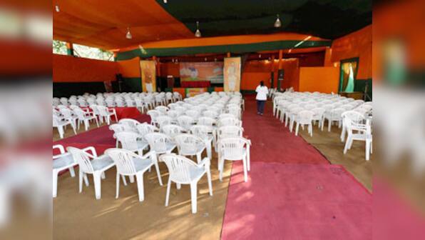 Bure din? BJP gives away Delhi celebratory sweets, beggars won't acknowledge