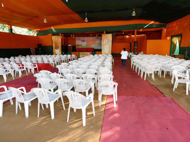 Bure din? BJP gives away Delhi celebratory sweets, beggars won't acknowledge Bure din? BJP gives away Delhi celebratory sweets, beggars won't acknowledge