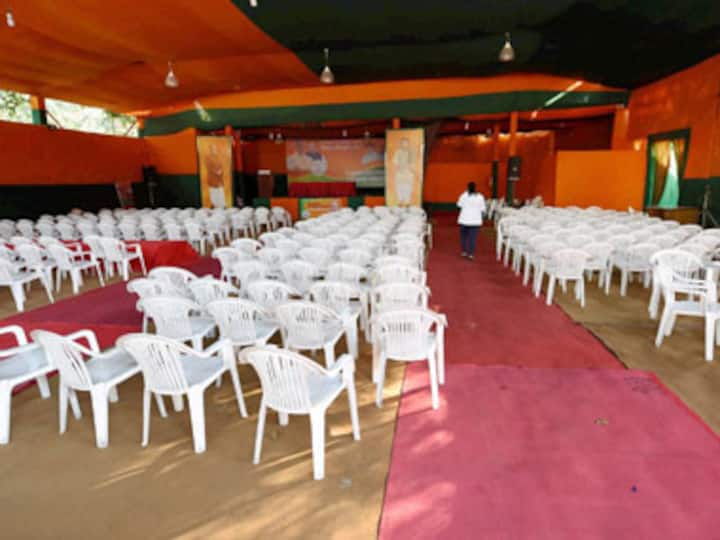 Bure din? BJP gives away Delhi celebratory sweets, beggars won't acknowledge