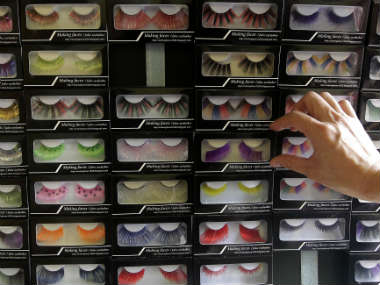 Love wearing long, fake eyelashes? It can damage your eyes, says study Love wearing long, fake eyelashes? It can damage your eyes, says study