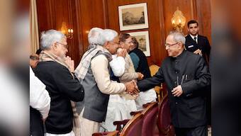 Bihar crisis: Nitish Kumar parades MLAs before President Pranab, cries injustice 