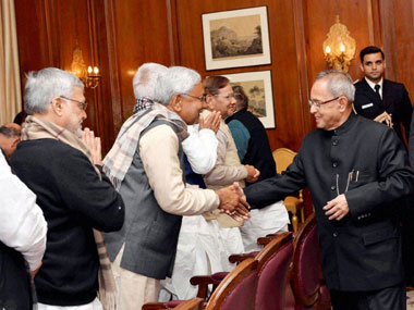 Bihar crisis: Nitish Kumar parades MLAs before President Pranab, cries injustice Bihar crisis: Nitish Kumar parades MLAs before President Pranab, cries injustice
