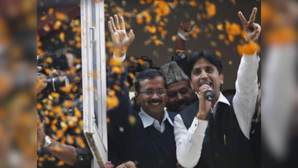 Delhi poll results 2015: Counting begins, AAP, BJP neck-to-neck with 10, 9 leads respectively