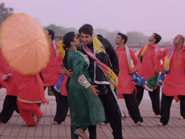 Rewind: Ayushmann pays tribute to 90's Bollywood with Kumar Sanu's Dard Karaara Rewind: Ayushmann pays tribute to 90's Bollywood with Kumar Sanu's Dard Karaara