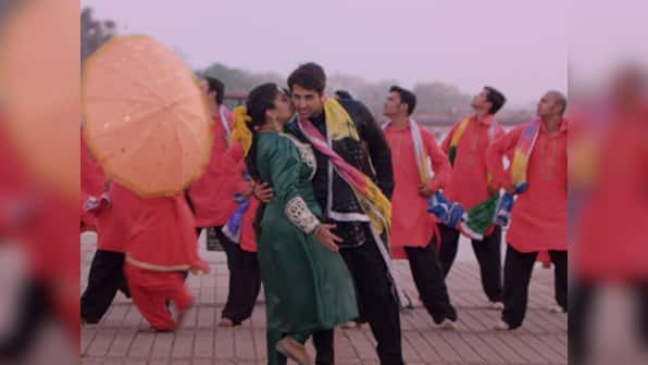 Rewind: Ayushmann pays tribute to 90's Bollywood with Kumar Sanu's Dard Karaara