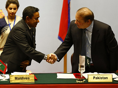 Warning bells for India: After Nasheed's arrest, Maldives President Gayoom heads to Pak Warning bells for India: After Nasheed's arrest, Maldives President Gayoom heads to Pak