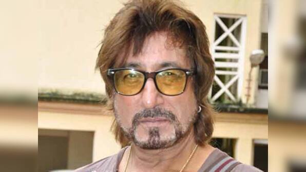 Man snatches Shakti Kapoor's earring during shoot, tears his earlobes apart