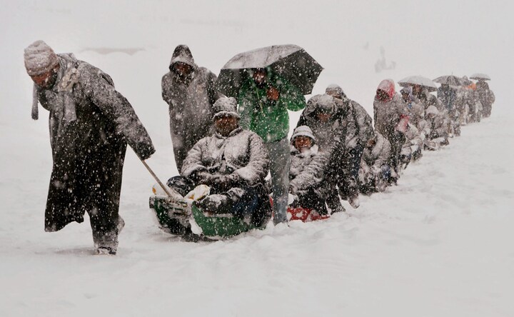 Tourists stranded, highway closed for 5 days as heavy snowfall hits Kashmir valley 