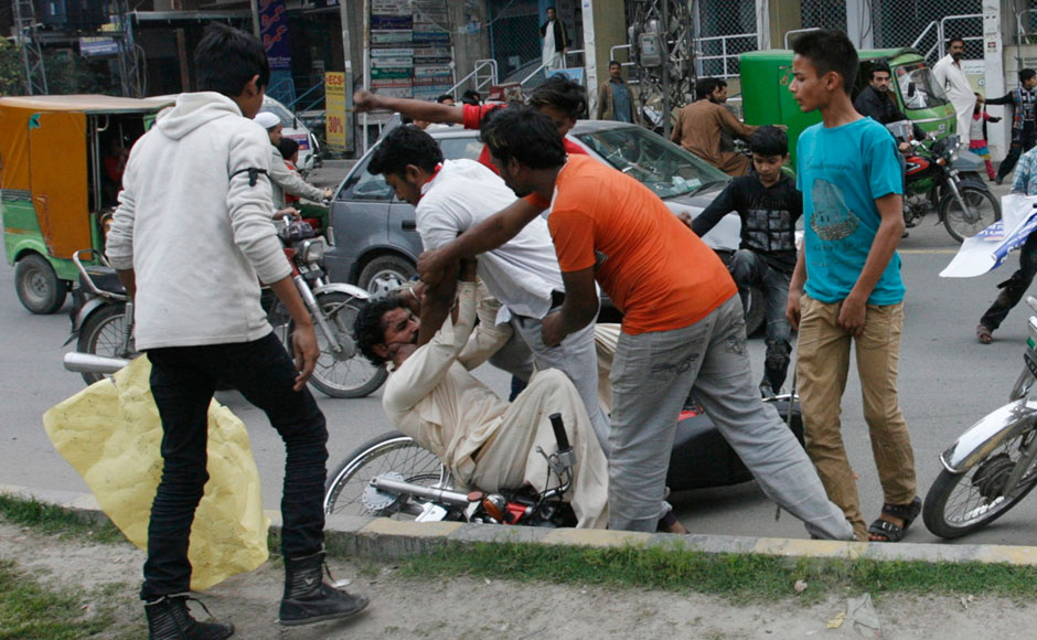 Christians riot in Lahore after twin bombings at churches leave 10 dead Christians riot in Lahore after twin bombings at churches leave 10 dead