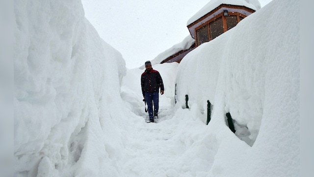 Tourists stranded, highway closed for 5 days as heavy snowfall hits ...