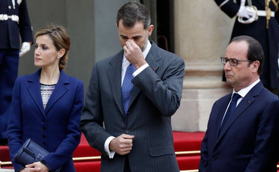 French President Francois Hollande (R), Spain's King Felipe VI and his wife Queen Letizia deliver a speech at the Elysee Palace in Paris, March 24, 2015. The three-day state visit of King Felipe VI and Queen Letizia of Spain has been suspended following the crash of an Airbus operated by Lufthansa's Germanwings budget airline in a remote area of the French Alps on Tuesday. REUTERS
