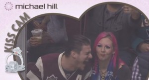Kiss cam fail: Boyfriend chooses beer over girlfriend Kiss cam fail: Boyfriend chooses beer over girlfriend