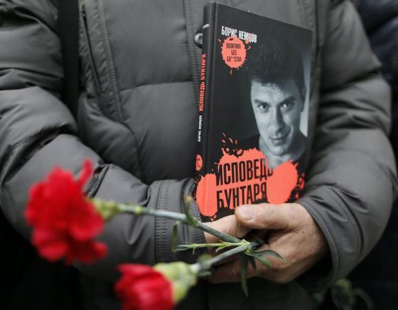 Russians stand in line to mourn by coffin of slain Nemtsov Russians stand in line to mourn by coffin of slain Nemtsov