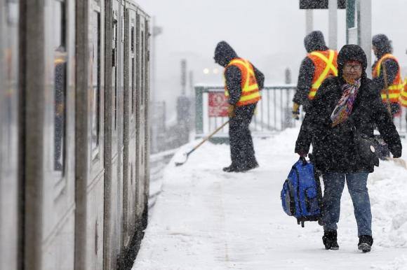 Snowstorm cancels flights, strands motorists in eastern U.SWorld News