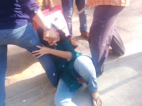 Tamil Nadu cop beats up daughter on Bengaluru road to 'teach her a lesson' Tamil Nadu cop beats up daughter on Bengaluru road to 'teach her a lesson'