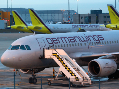 Airbus A320 carrying 142 passengers crashes in Southern France Airbus A320 carrying 142 passengers crashes in Southern France