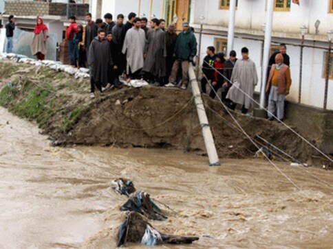 Flood situation creates panic in Kashmir, Centre sends forces to aid rescue Flood situation creates panic in Kashmir, Centre sends forces to aid rescue
