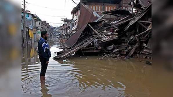 Jhelum crosses danger mark: Flash floods damage homes, snap road connectivity in Srinagar