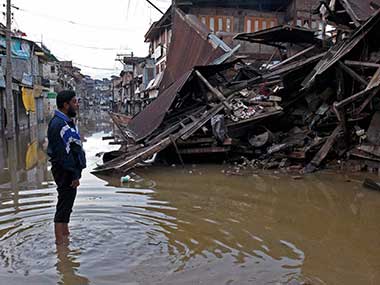 Jhelum crosses danger mark: Flash floods damage homes, snap road connectivity in Srinagar Jhelum crosses danger mark: Flash floods damage homes, snap road connectivity in Srinagar